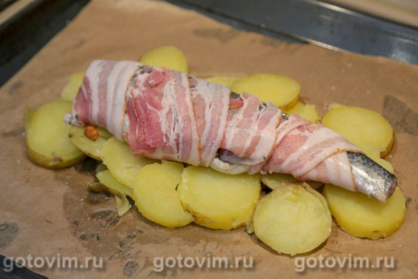 Судак, фаршированный жареными лисичками в беконе