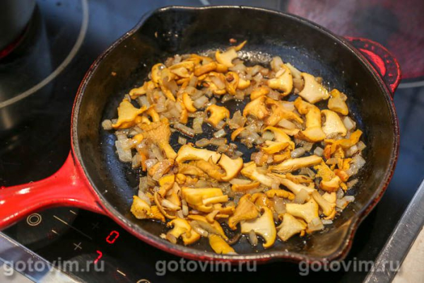 Судак, фаршированный жареными лисичками в беконе