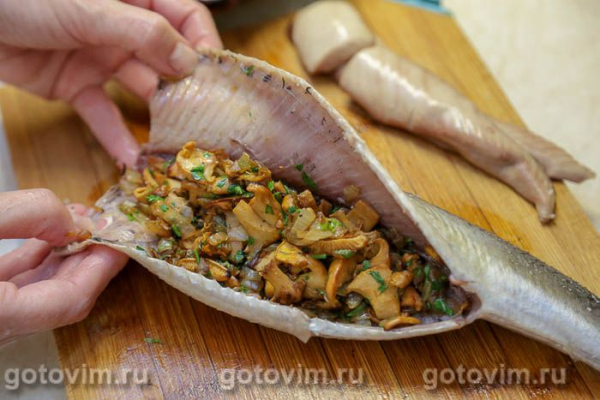 Судак, фаршированный жареными лисичками в беконе