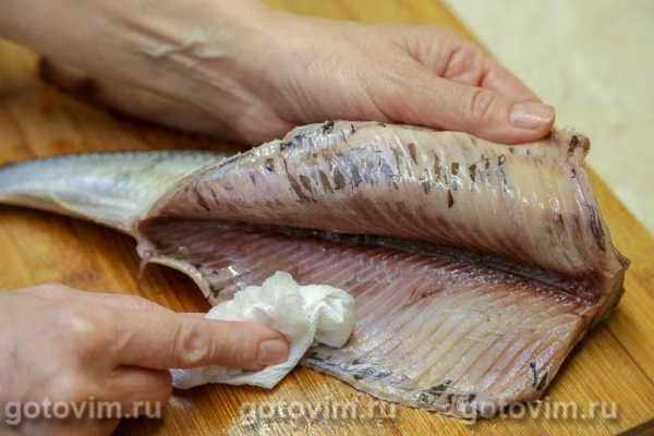 Судак, фаршированный жареными лисичками в беконе