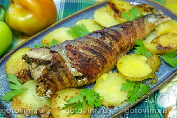 Судак, фаршированный жареными лисичками в беконе