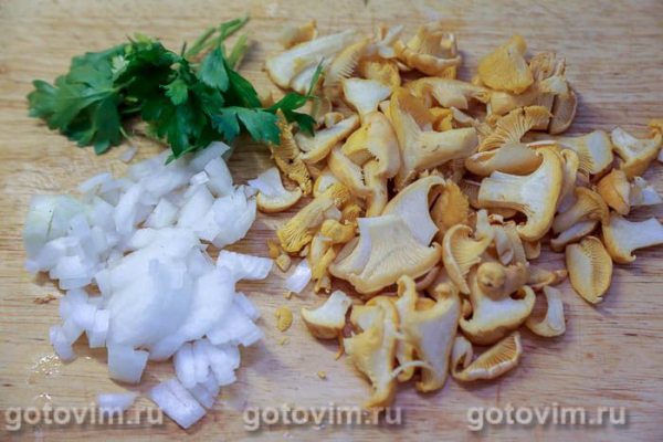 Судак, фаршированный жареными лисичками в беконе