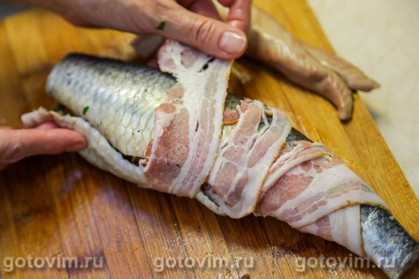 Судак, фаршированный жареными лисичками в беконе