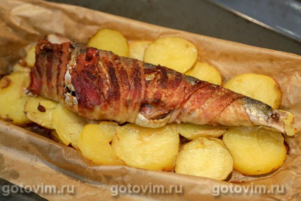 Судак, фаршированный жареными лисичками в беконе