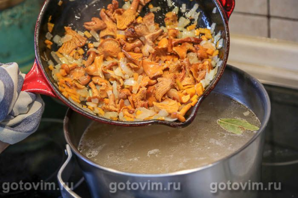 Грибной суп с лисичками и перловкой Грибной суп с лисичками и перловкой