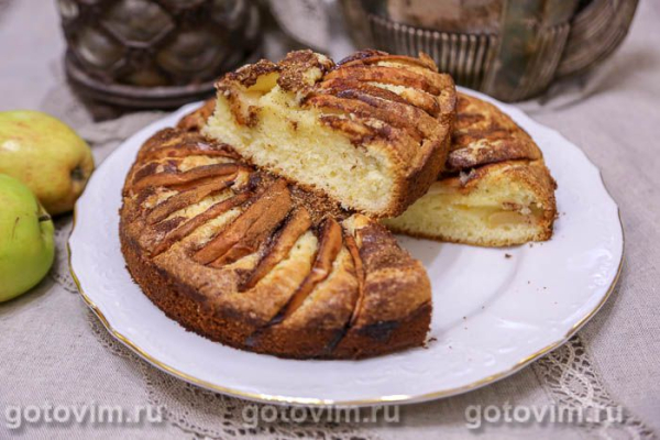 Яблочный пирог с сахарной корочкой и корицей