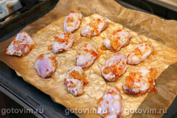 Куриные крылышки в маринаде с чили и сладким перцем