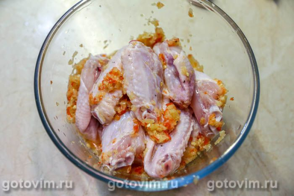 Куриные крылышки в маринаде с чили и сладким перцем