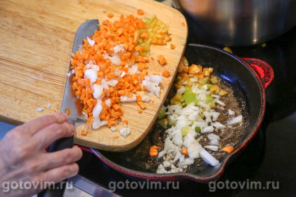 Мясной суп с говядиной, чечевицей и фасолью Мясной суп с говядиной, чечевицей и фасолью