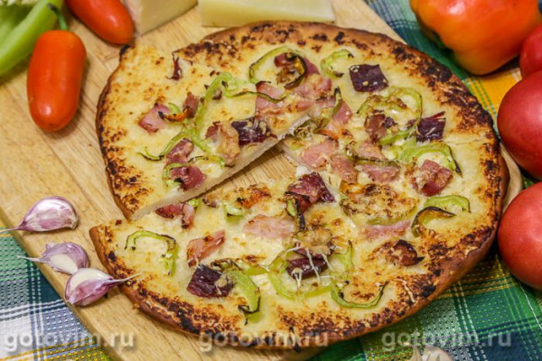 Пицца с копченостями, острым перцем с сырным соусом «Альфредо»
