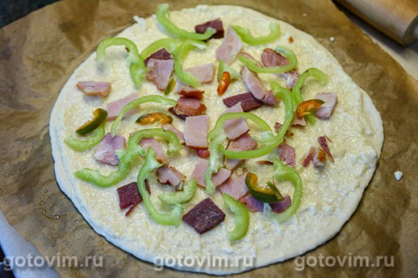 Пицца с копченостями, острым перцем с сырным соусом «Альфредо»