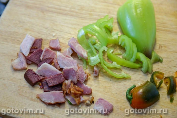 Пицца с копченостями, острым перцем с сырным соусом «Альфредо»