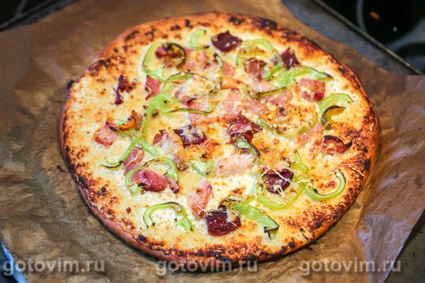 Пицца с копченостями, острым перцем с сырным соусом «Альфредо»