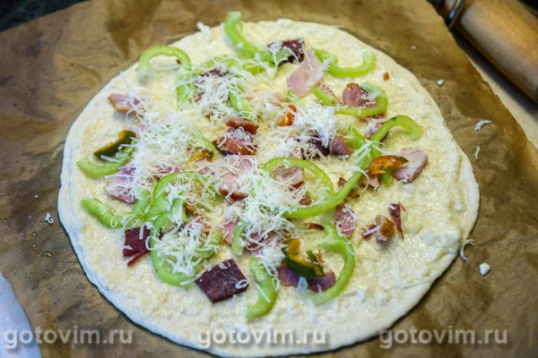 Пицца с копченостями, острым перцем с сырным соусом «Альфредо»