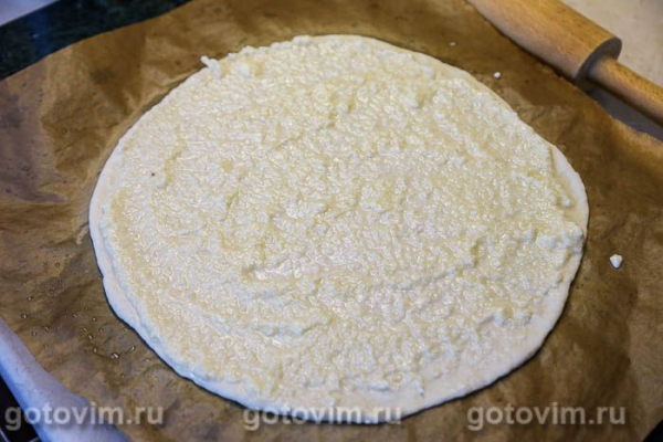 Пицца с копченостями, острым перцем с сырным соусом «Альфредо»