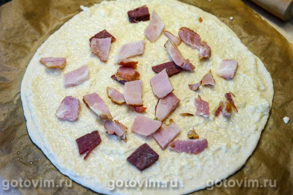 Пицца с копченостями, острым перцем с сырным соусом «Альфредо»