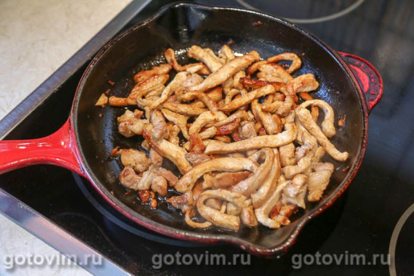 Салат «Пражский» с жареным мясом, перцем и яблоками