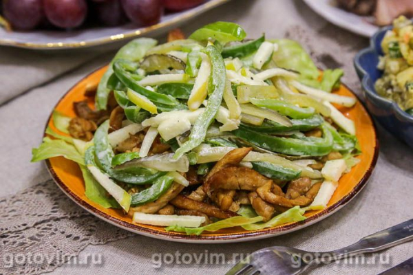 Салат «Пражский» с жареным мясом, перцем и яблоками