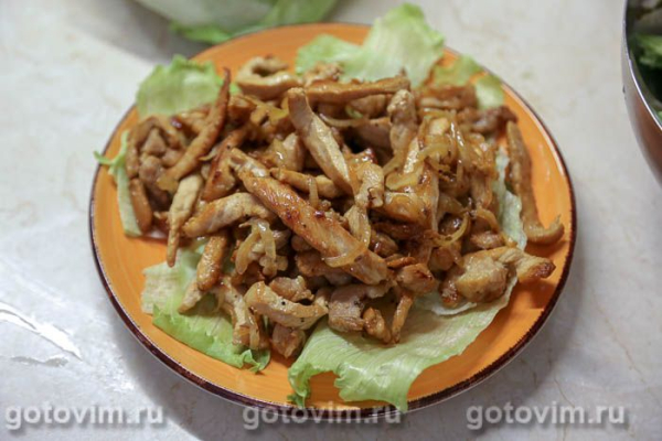 Салат «Пражский» с жареным мясом, перцем и яблоками