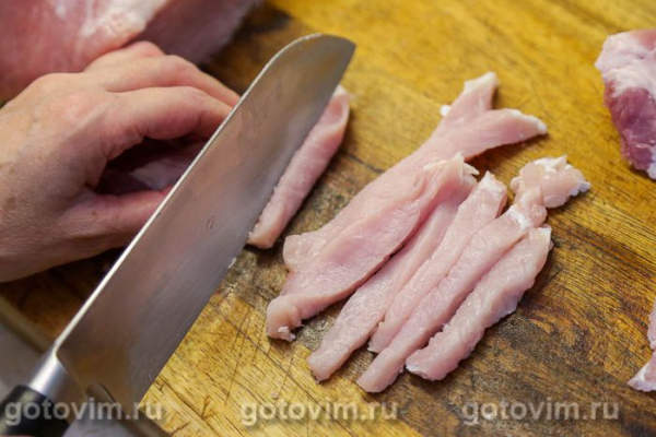 Салат «Пражский» с жареным мясом, перцем и яблоками