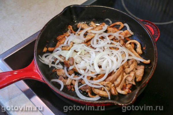 Салат «Пражский» с жареным мясом, перцем и яблоками