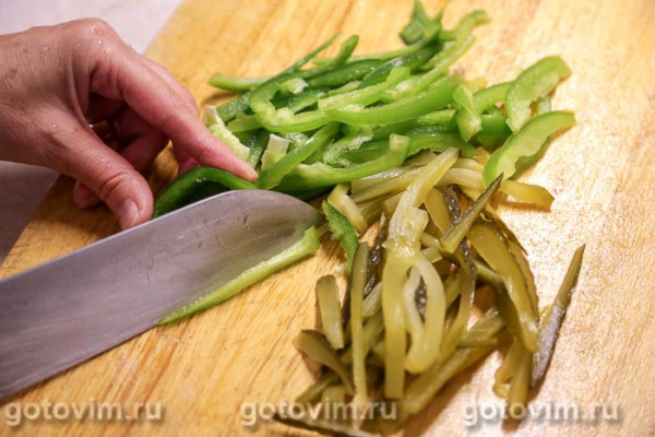 Салат «Пражский» с жареным мясом, перцем и яблоками