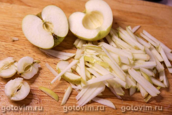 Салат «Пражский» с жареным мясом, перцем и яблоками