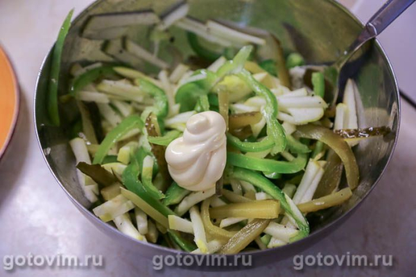 Салат «Пражский» с жареным мясом, перцем и яблоками