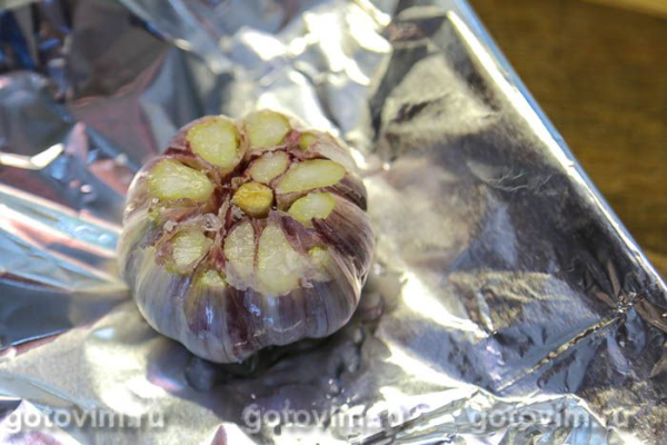 Закусочное масло с печеным чесноком