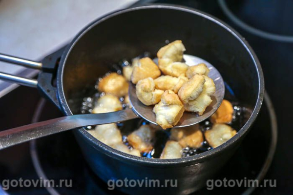 Говяжий бульон с овощами и жареными клецками Говяжий бульон с овощами и жареными клецками