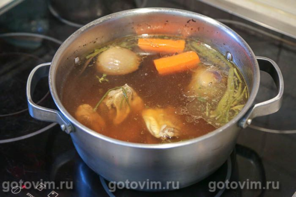 Говяжий бульон с овощами и жареными клецками Говяжий бульон с овощами и жареными клецками