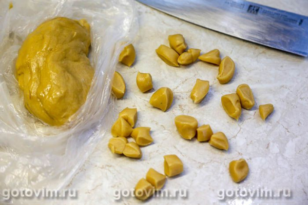 Говяжий бульон с овощами и жареными клецками Говяжий бульон с овощами и жареными клецками