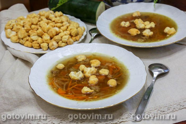 Говяжий бульон с овощами и жареными клецками Говяжий бульон с овощами и жареными клецками