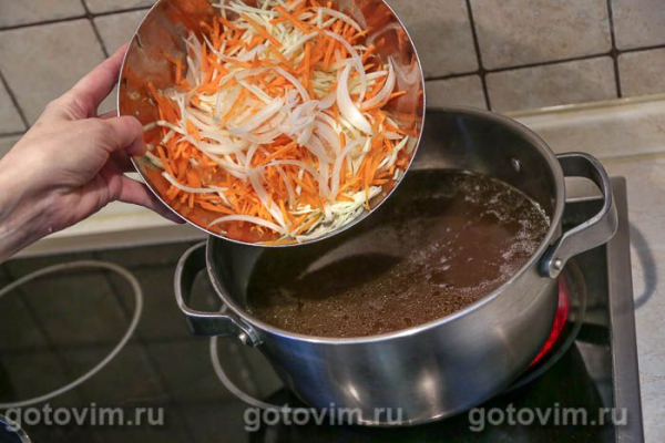 Говяжий бульон с овощами и жареными клецками Говяжий бульон с овощами и жареными клецками