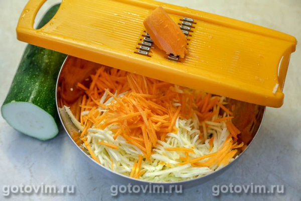 Говяжий бульон с овощами и жареными клецками Говяжий бульон с овощами и жареными клецками