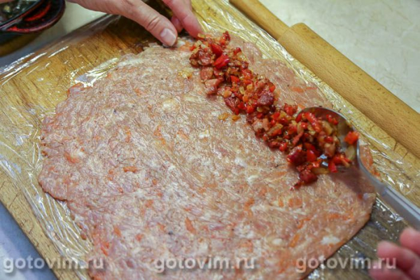 Мясные рулетики из фарша с жареным беконом и перцем