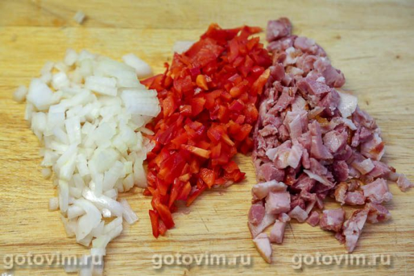 Мясные рулетики из фарша с жареным беконом и перцем