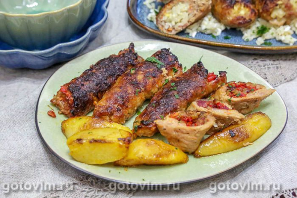 Мясные рулетики из фарша с жареным беконом и перцем