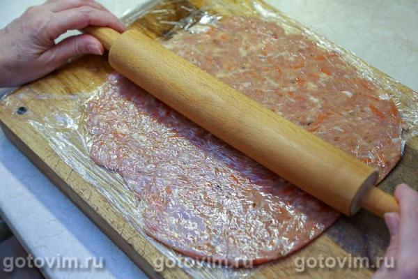 Мясные рулетики из фарша с жареным беконом и перцем