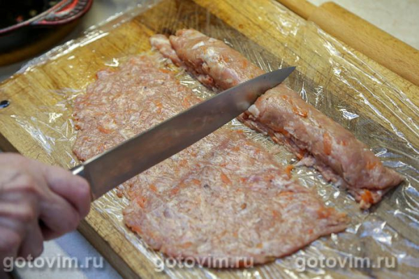 Мясные рулетики из фарша с жареным беконом и перцем