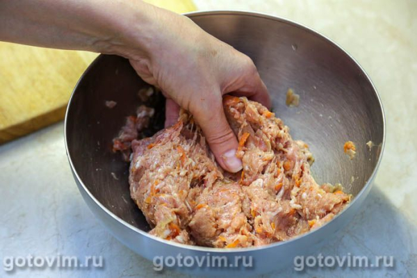 Мясные рулетики из фарша с жареным беконом и перцем