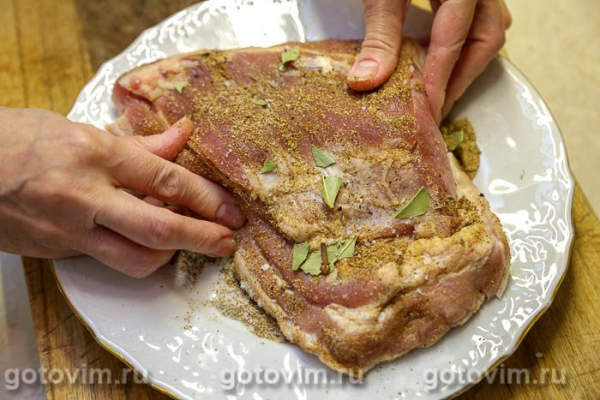 Свиная грудинка, запеченная со специями