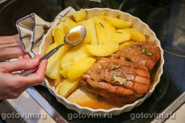 Свиная грудинка, запеченная со специями