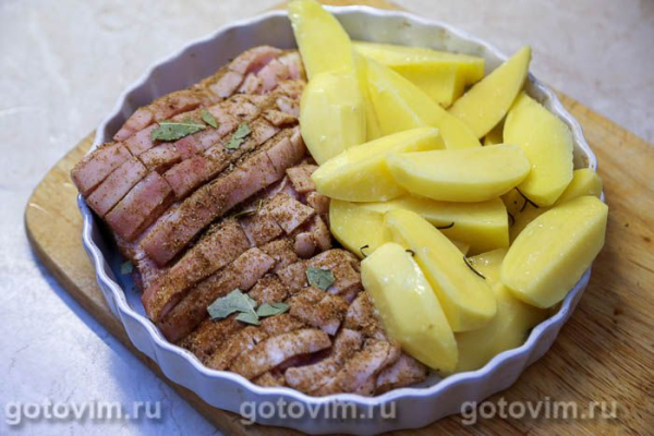 Свиная грудинка, запеченная со специями
