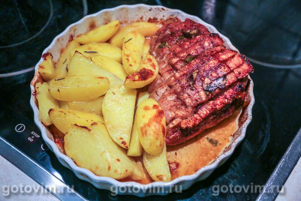 Свиная грудинка, запеченная со специями