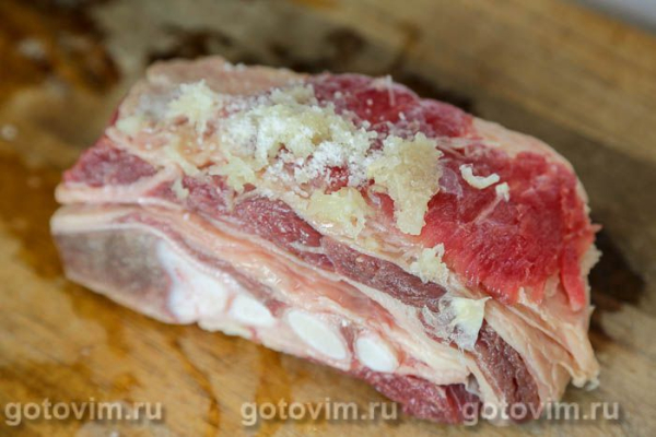 Говяжья грудинка, запеченная при низкой температуре в пакете с овощами Говяжья грудинка, запеченная при низкой температуре в пакете с овощами