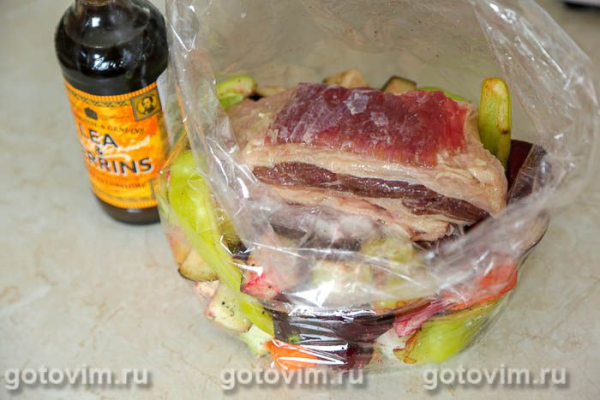 Говяжья грудинка, запеченная при низкой температуре в пакете с овощами Говяжья грудинка, запеченная при низкой температуре в пакете с овощами